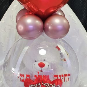 דובי בתוך בלון על קופסת ממתקים